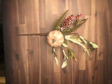 Load image into Gallery viewer, Variety of leaves with berries, corn husk and pumpkin
