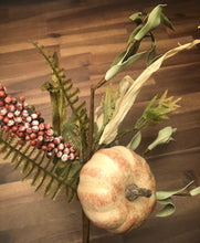 Load image into Gallery viewer, Variety of leaves with berries, corn husk and pumpkin

